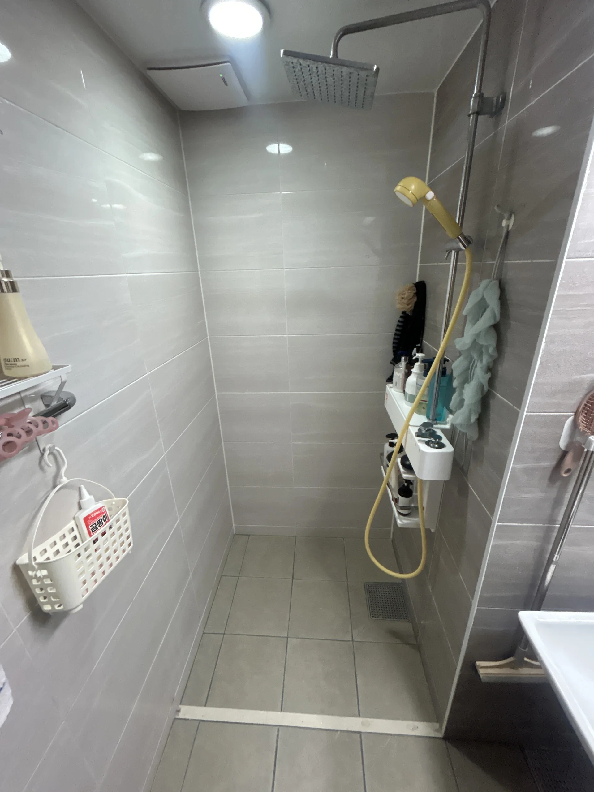과천 철거 후, 파손된 문을 걷어내고 정리된 샤워공간