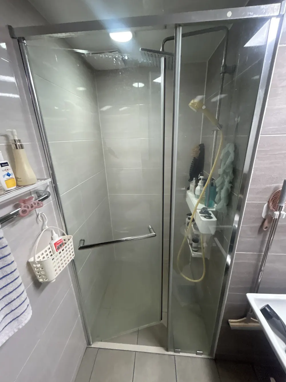 시흥 시공 현장, 샤워부스 철거 작업 사진 1